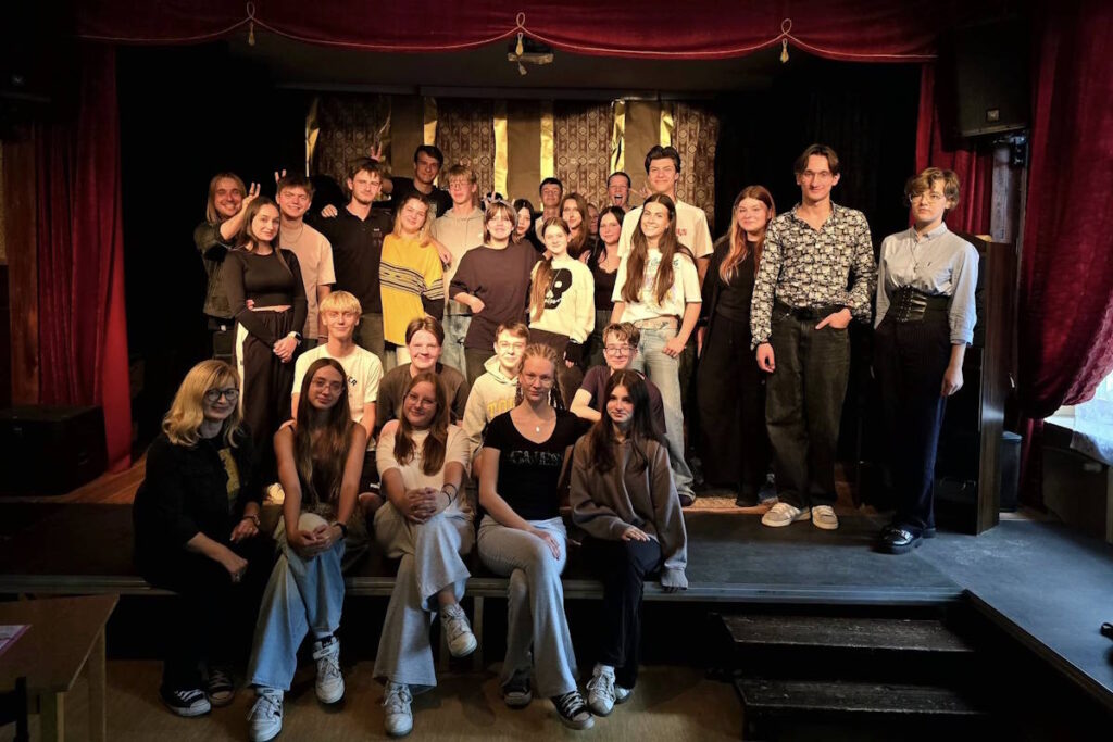 Cztery pokolenia aktorów Teatru Res Humanae z Panią Bożeną Bendig