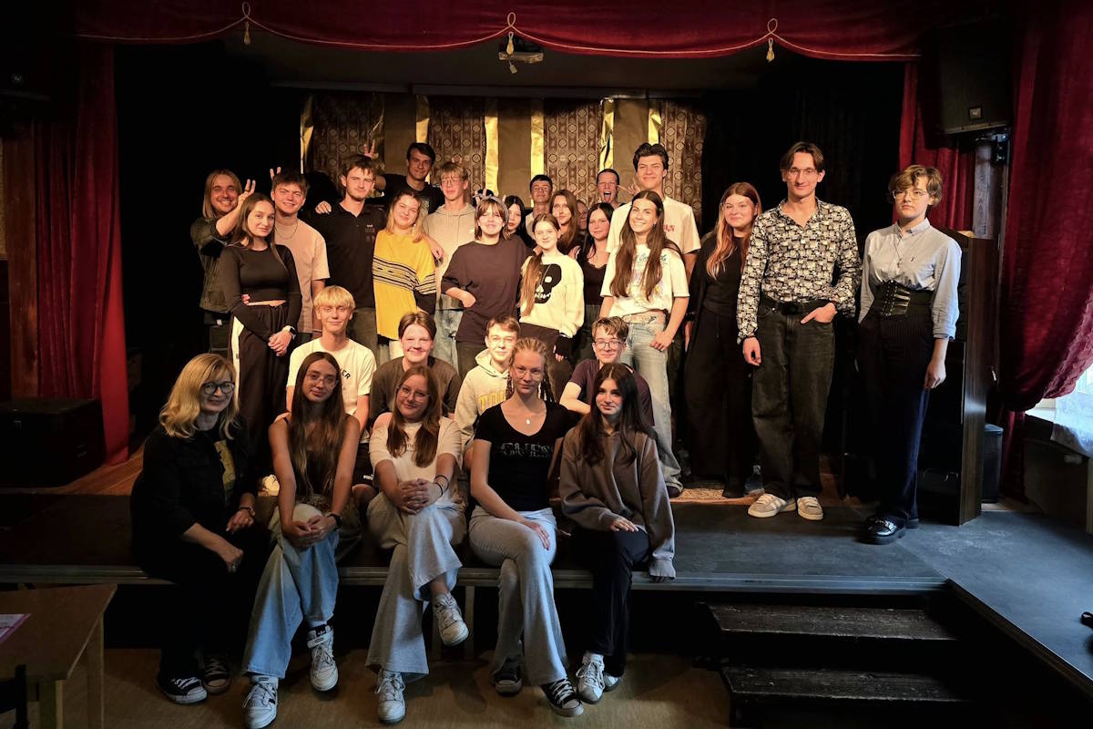 Cztery pokolenia aktorów Teatru Res Humanae z Panią Bożeną Bendig