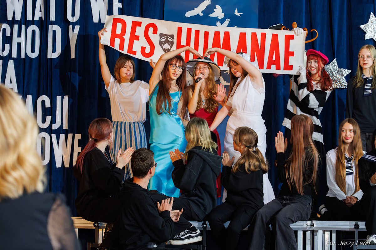 Aktorzy i aktorki Teatru Res Humanae na scenie