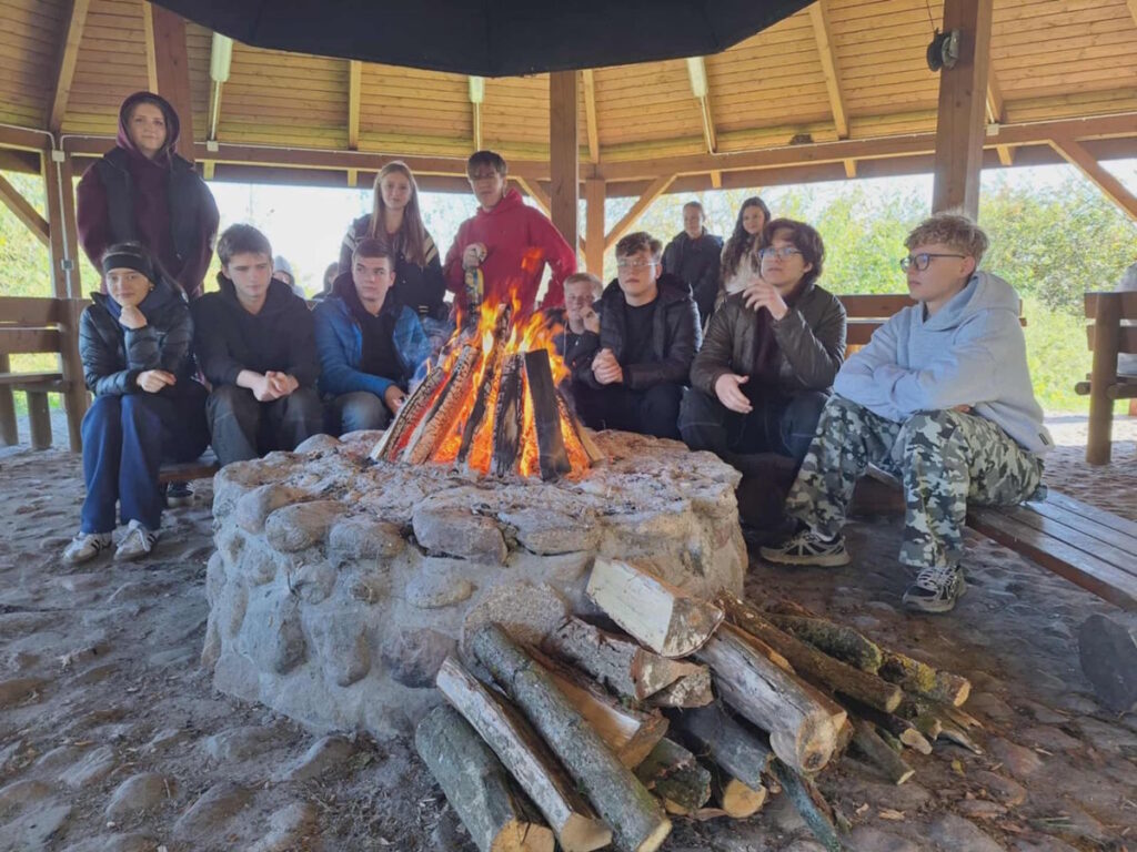 Uczestnicy wycieczki przy ognisku