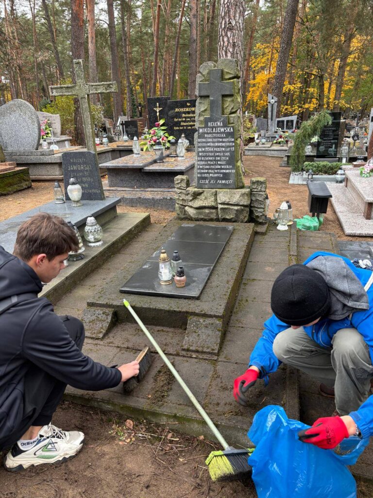 Na grobach zmarłych nauczycieli naszej Szkoły