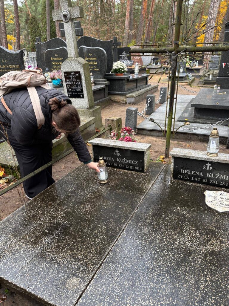 Na grobach zmarłych nauczycieli naszej Szkoły