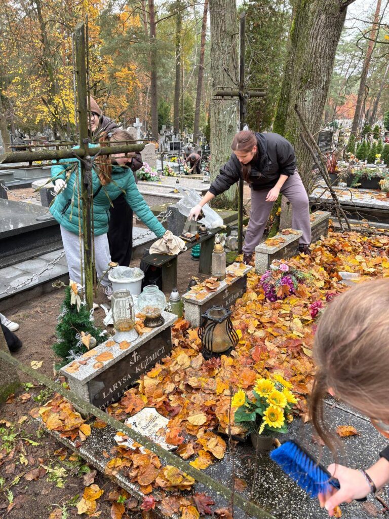 Na grobach zmarłych nauczycieli naszej Szkoły