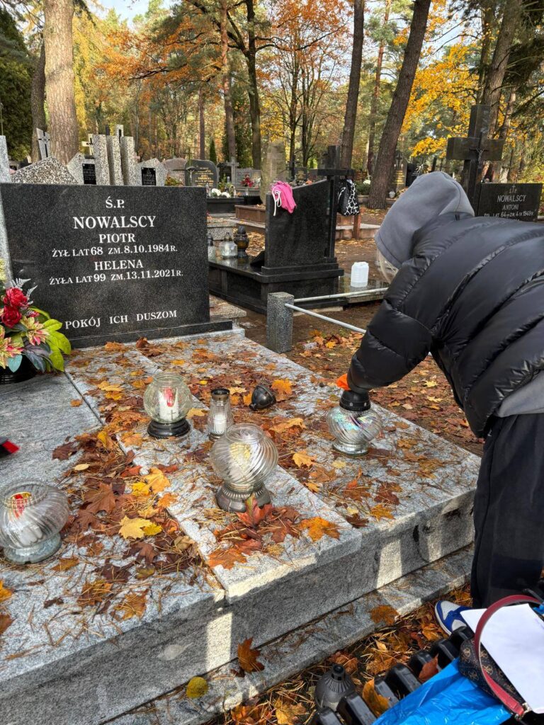 Na grobach zmarłych nauczycieli naszej Szkoły