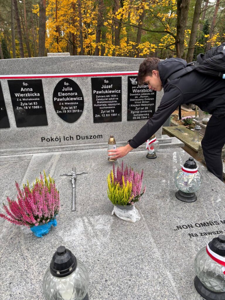 Na grobach zmarłych nauczycieli naszej Szkoły