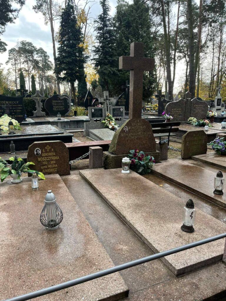 Na grobach zmarłych nauczycieli naszej Szkoły