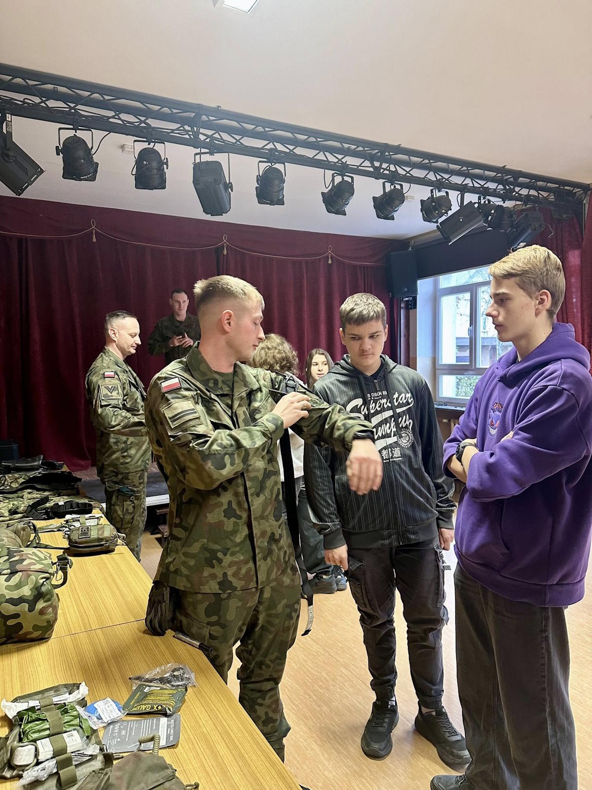 Uczniowie naszego Liceum na zajęciach prowadzonych przez żołnierzy z 14 Pułku Przeciwpancernego