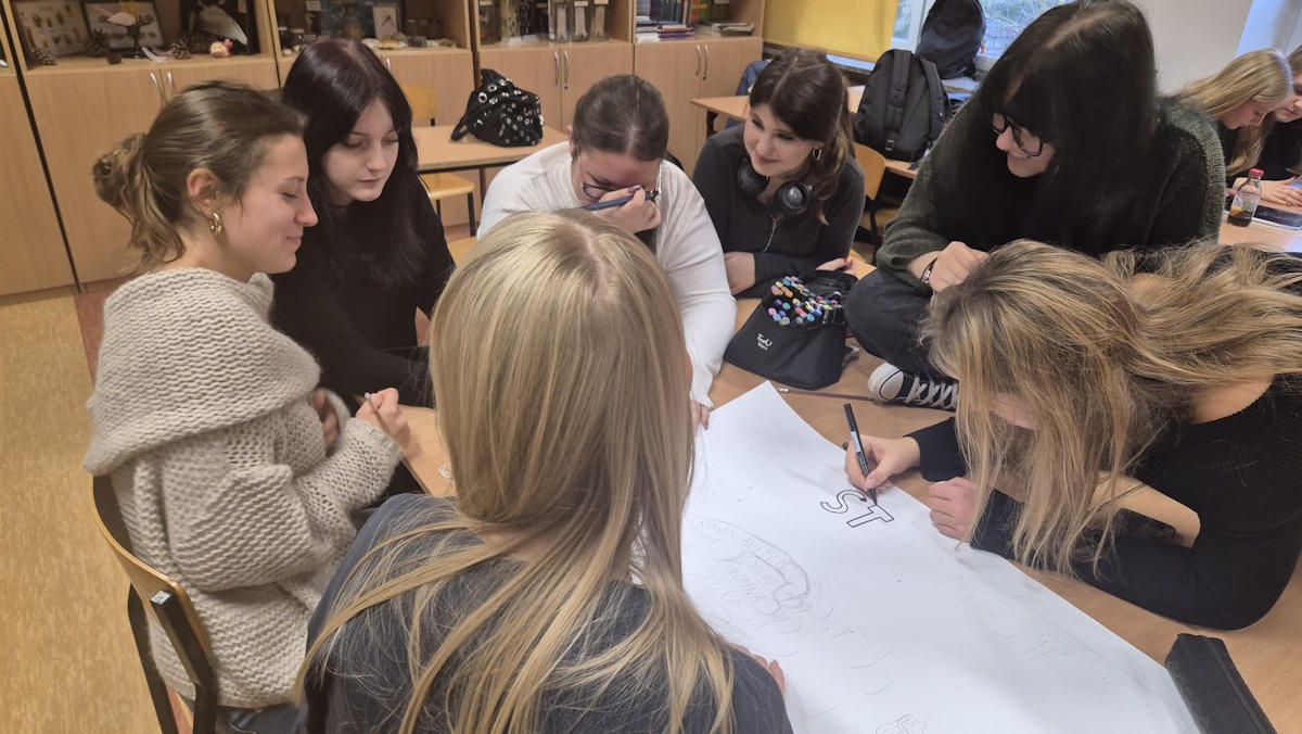 Praca w grupach nad plakatami