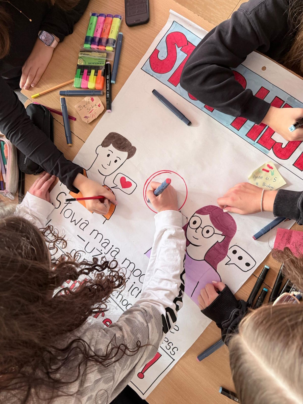 Praca w grupach nad plakatami