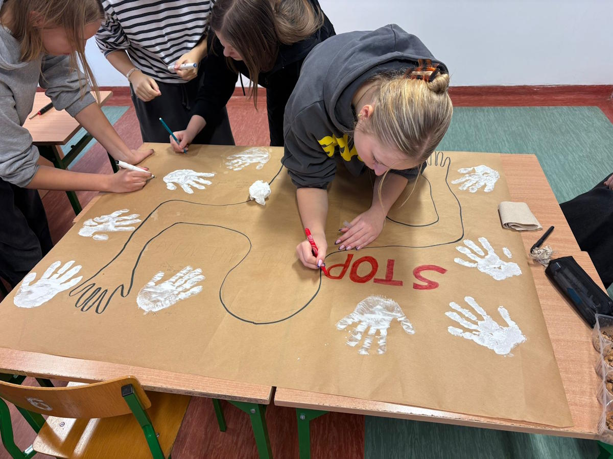 Praca w grupach nad plakatami