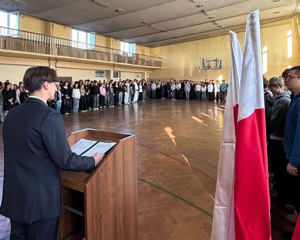 Społeczność szkolna zebrana w celu wspólnego wykonania Mazurka Dąbrowskiego
