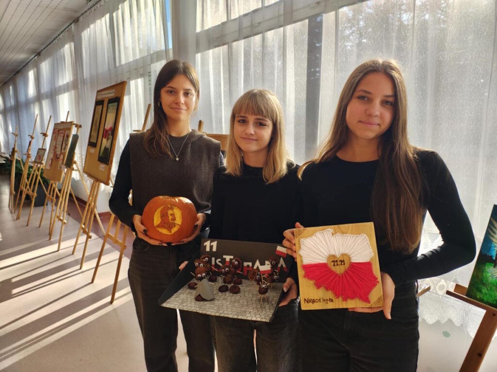 Od lewej Weronika Kotarska, Agnieszka Moroz i Wiktoria Kotarska prezentują swoje prace konkursowe