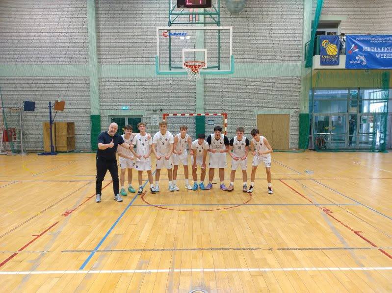 Nasza drużyna koszykówki wraz z opiekunem, Panem Kazimierzem Kołakowskim