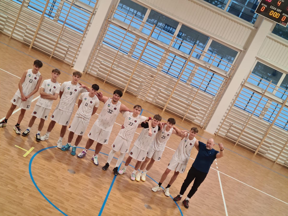 Nasza drużyna koszykówki z opiekunem, panem Kazimierzem Kołakowskim