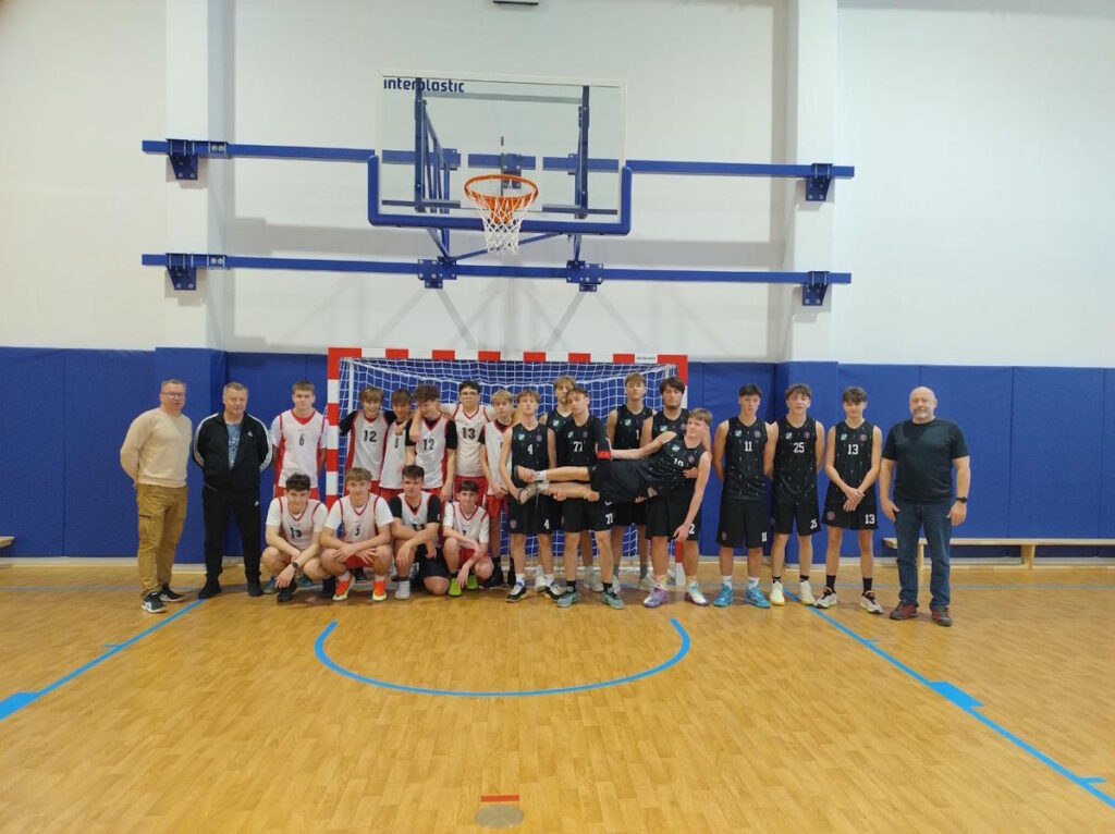 Drużyny koszykarskie SP3 i Piramowicza wraz z opiekunami