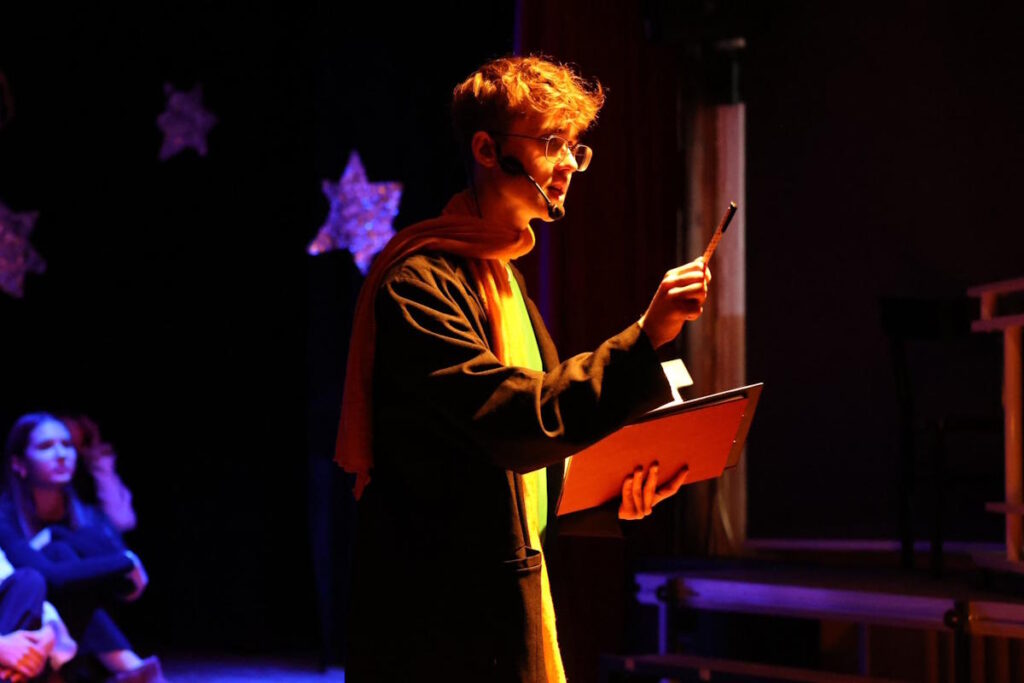 Scena ze spektaklu „Wizytacja, czyli Mały Książę na planecie PIRAM-1927”