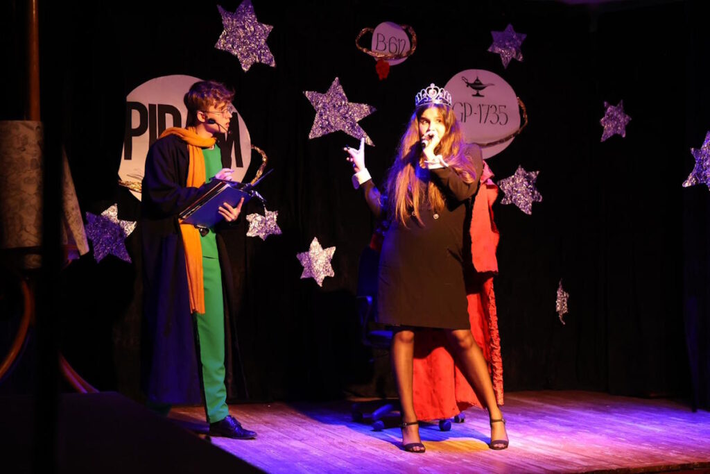 Scena ze spektaklu „Wizytacja, czyli Mały Książę na planecie PIRAM-1927”