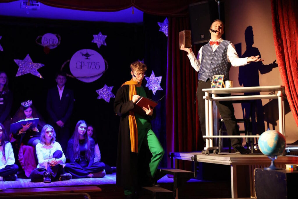 Scena ze spektaklu „Wizytacja, czyli Mały Książę na planecie PIRAM-1927”