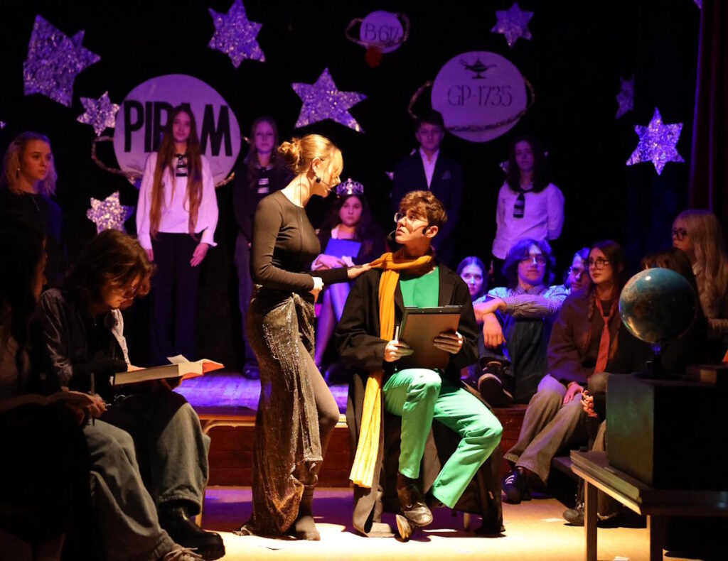 Scena ze spektaklu „Wizytacja, czyli Mały Książę na planecie PIRAM-1927”