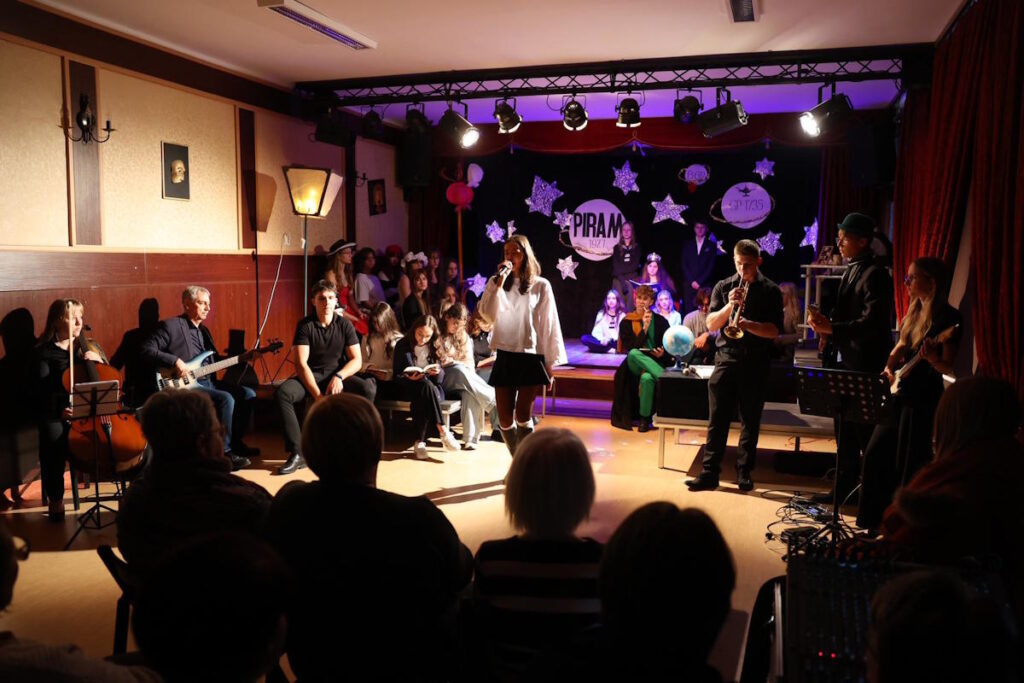 Scena ze spektaklu „Wizytacja, czyli Mały Książę na planecie PIRAM-1927”