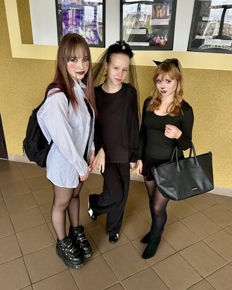 Stylizacje uczennic z klasy 2A