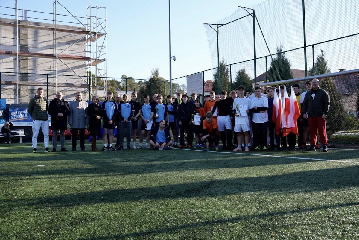 Drużyny piłkarskie, Wicestarosta powiatu augustowskiego, dyrektorzy szkół i nauczyciele wychowania fizycznego na wspólnym zdjęciu