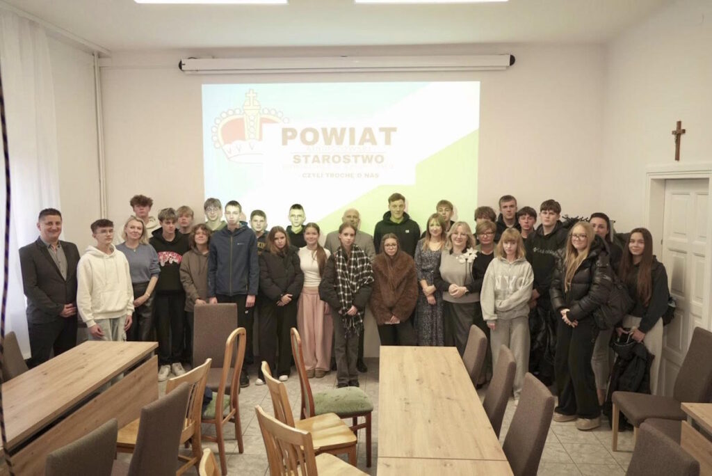 Uczniowie klasy 3D z Panem Tomaszem Choroszewskim, Kierownikiem Wydziału Organizacyjno-Prawnego