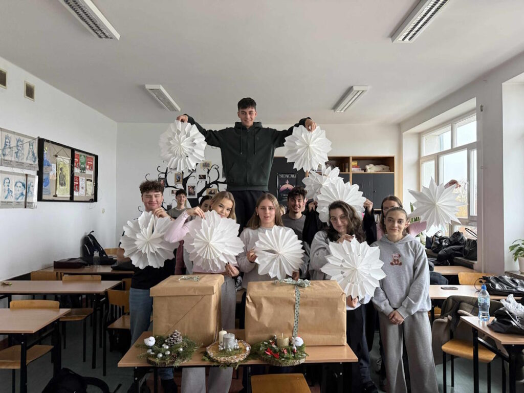 Klasa 4a ze swoimi prezentami