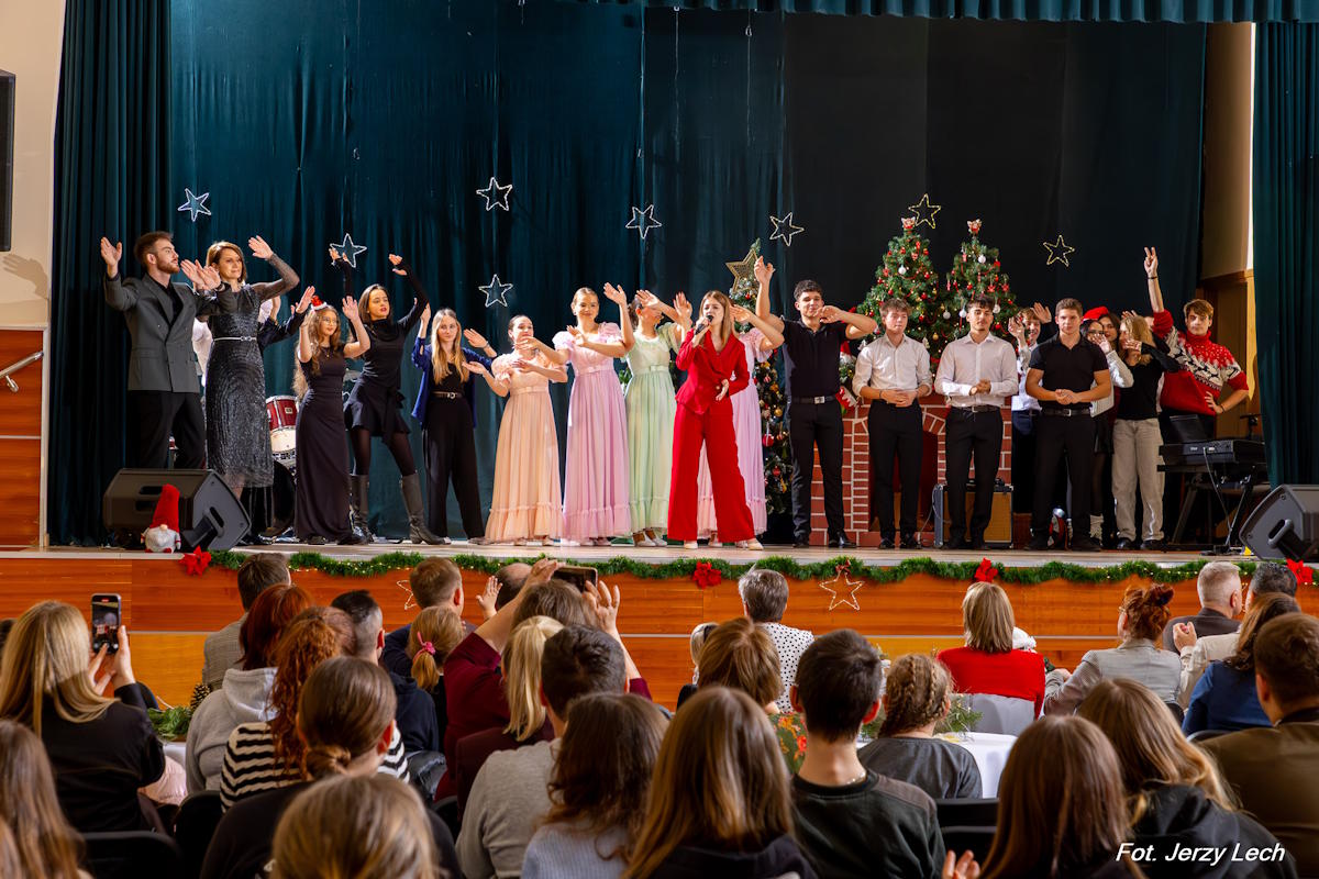 Wszyscy artyści na scenie w piosence finałowej