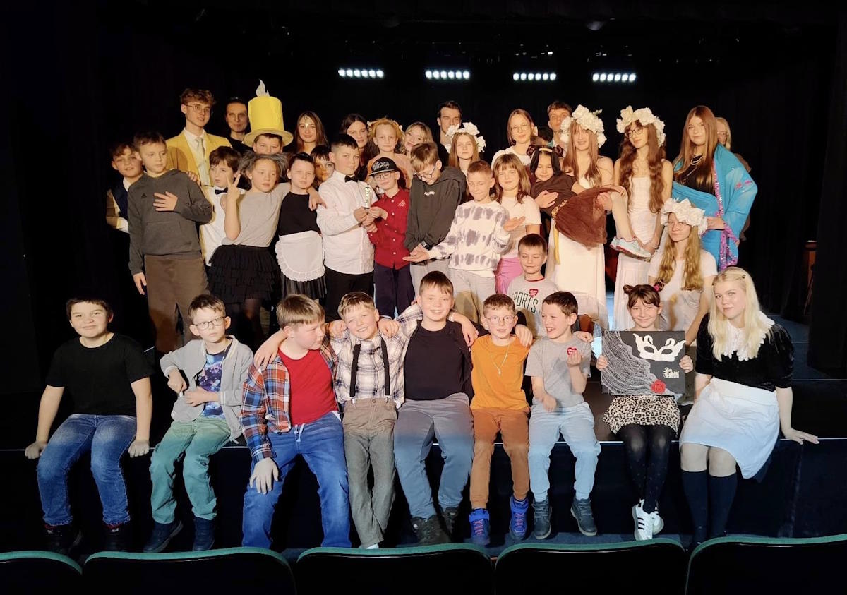 Wspólne zdjęcie dzieci z członkami Res Humanae