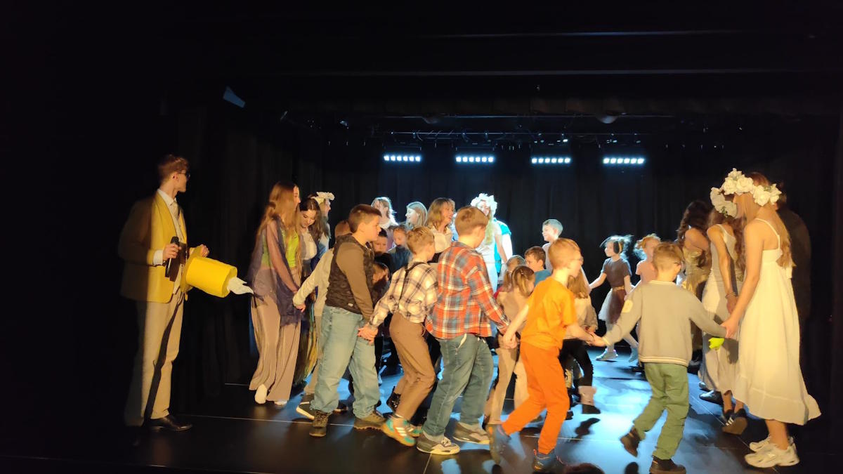 Wspólna zabawa uczestników przeglądu