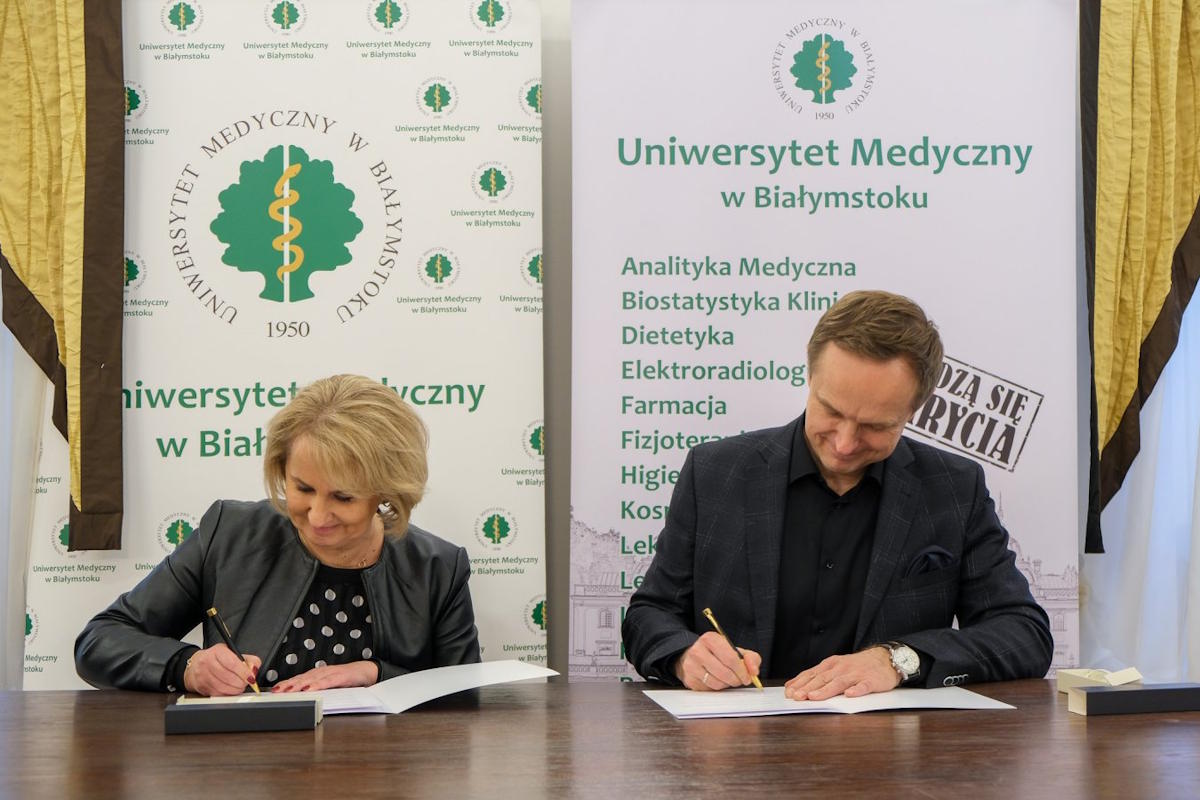 Uroczyste podpisanie listu intencyjnego przez panią dyrektor Annę Sus-Cilulko oraz rektora UMB, prof. Marcina Moniuszko