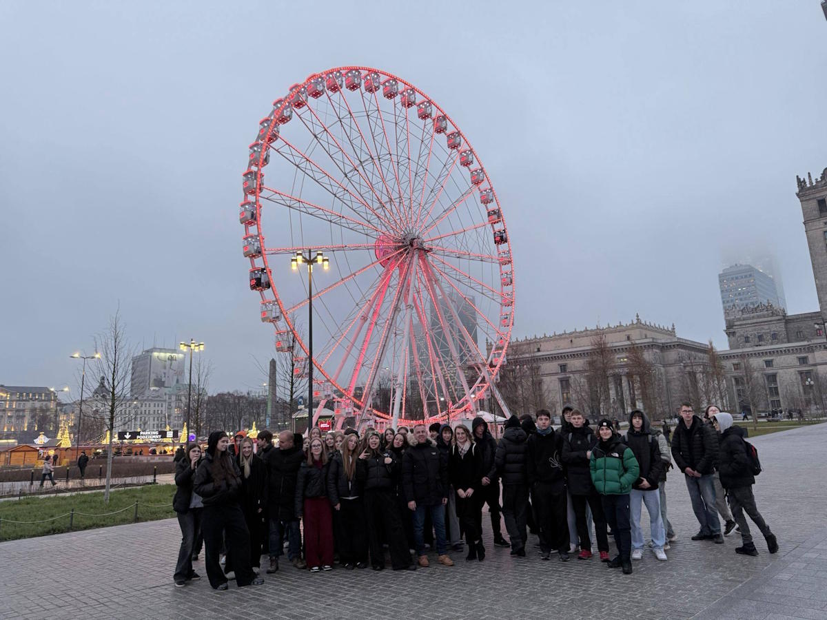 Uczestnicy wycieczki przed Pałacem Kultury i Nauki w Warszawie