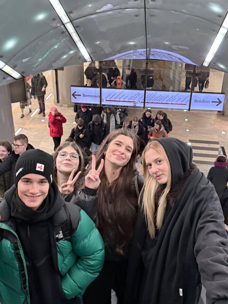 Uczestnicy wycieczki w warszawskim metrze
