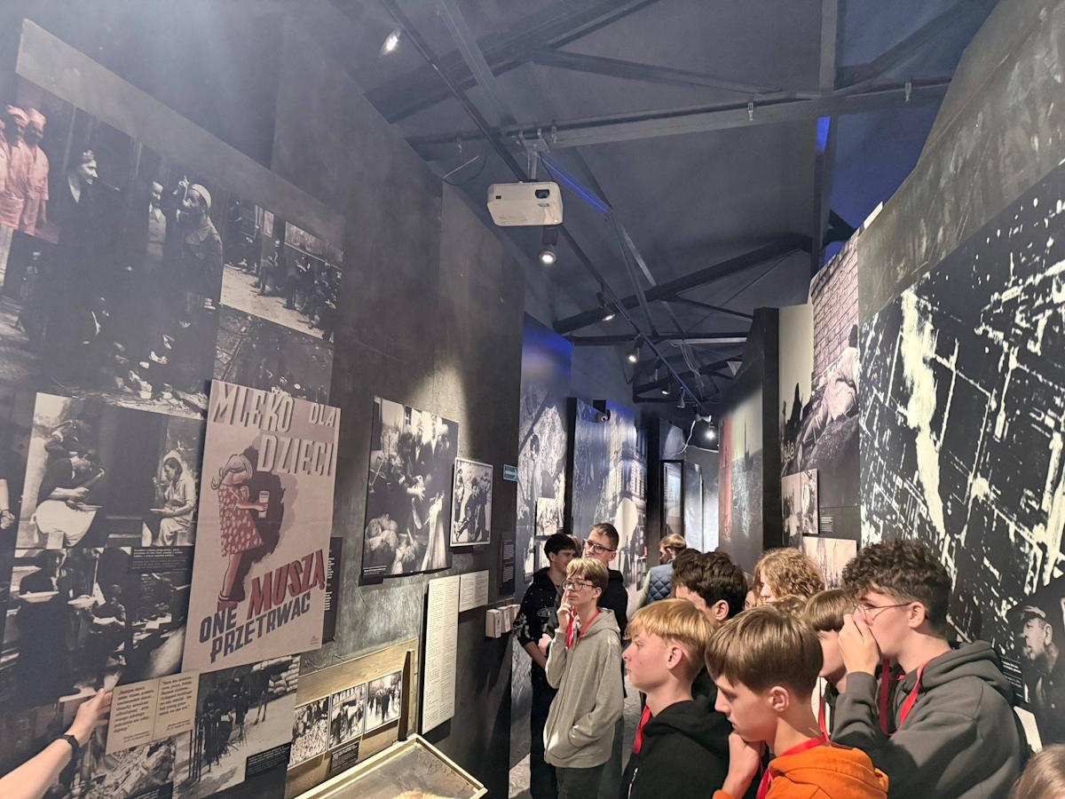 Uczestnicy wycieczki w Muzeum Powstania Warszawskiego