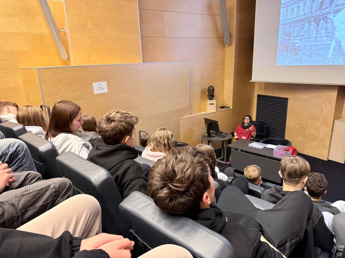 Uczestnicy wycieczki w Muzeum Powstania Warszawskiego