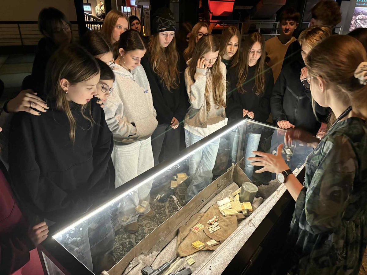 Uczestnicy wycieczki w Muzeum Powstania Warszawskiego