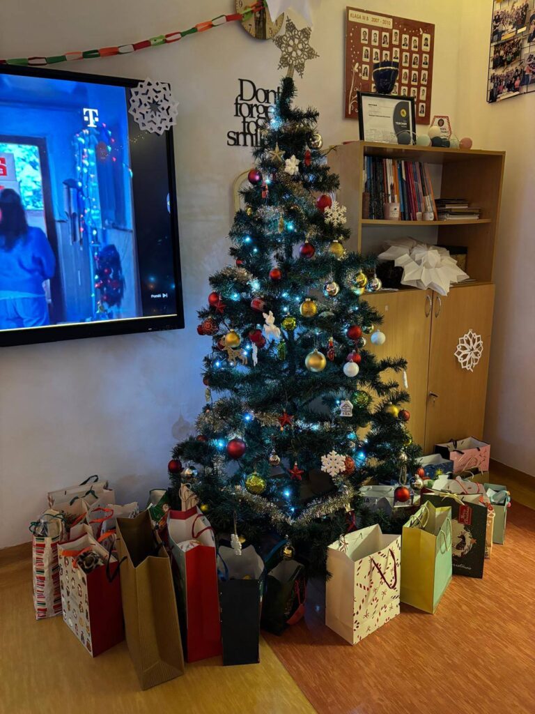 Choinka klasowa z prezentami