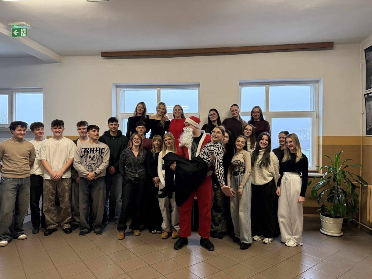 Święty Mikołaj z 3A próbuje (z trudem) utrzymać Panią Profesor Izabelę Zabłocką na rękach