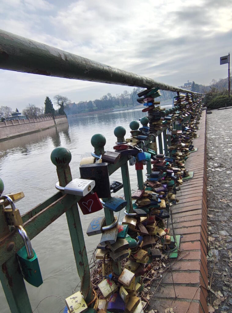 Barierka jednego z licznych kanałów wrocławskich