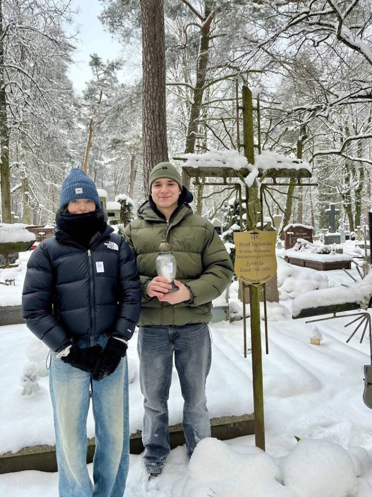 Uczniowie Piramowicza na grobach powstańców styczniowych