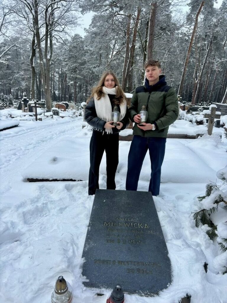 Uczniowie Piramowicza na grobach powstańców styczniowych