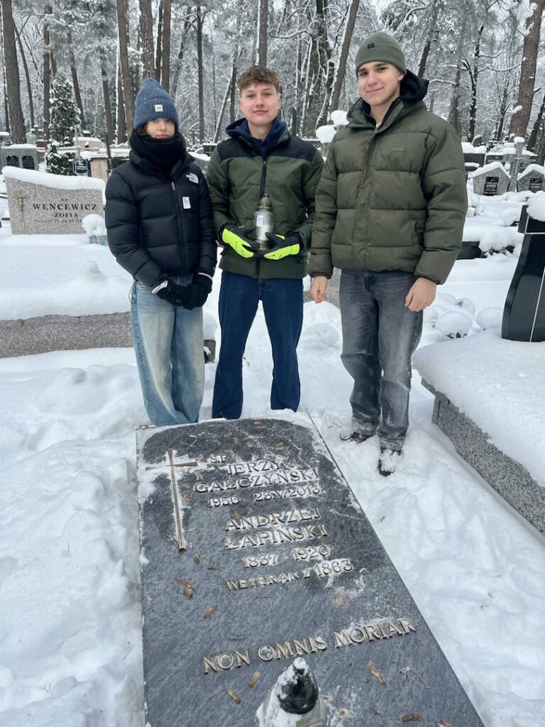 Uczniowie Piramowicza na grobach powstańców styczniowych