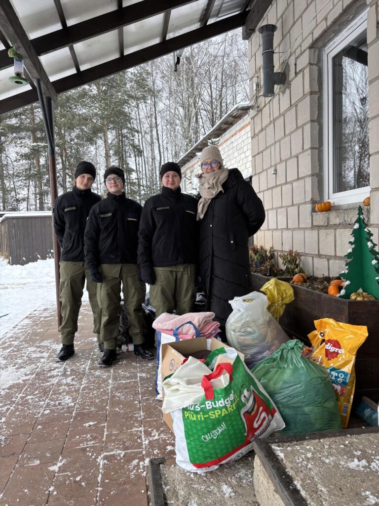 Uczniowie z klasy 1M wraz z wychowawczynią w schronisku