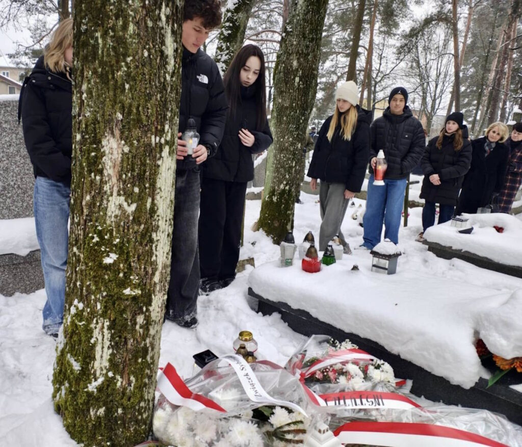 Delegacja naszej szkoły złożyła kwiaty i zapaliła znicze pod odnowionymi pomnikami bohaterów