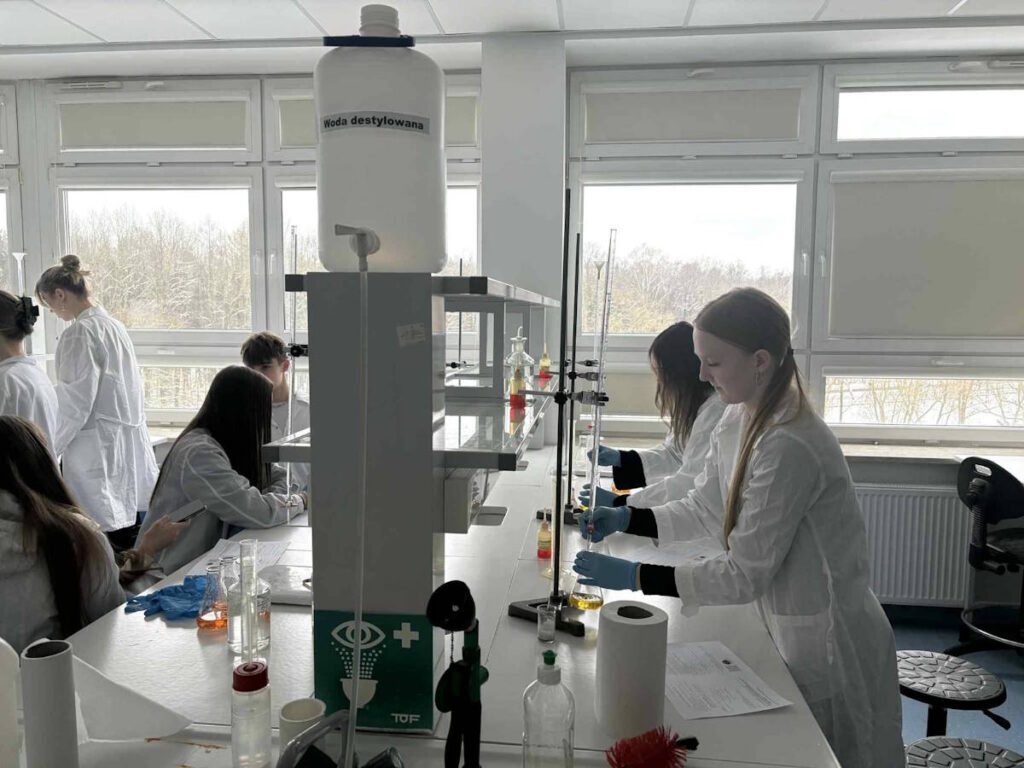 Uczestnicy wycieczki w czasie zajęć laboratoryjnych