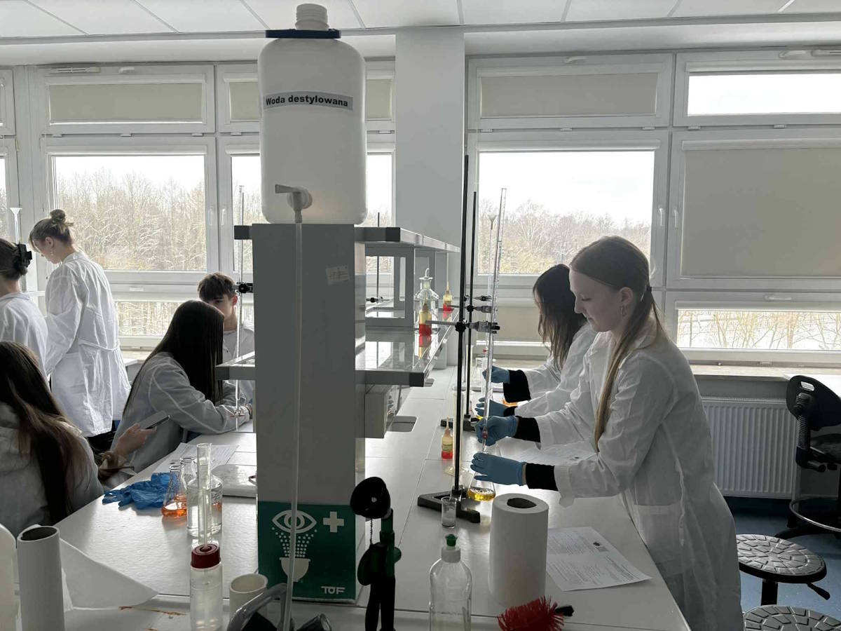 Uczestnicy wycieczki w czasie zajęć laboratoryjnych