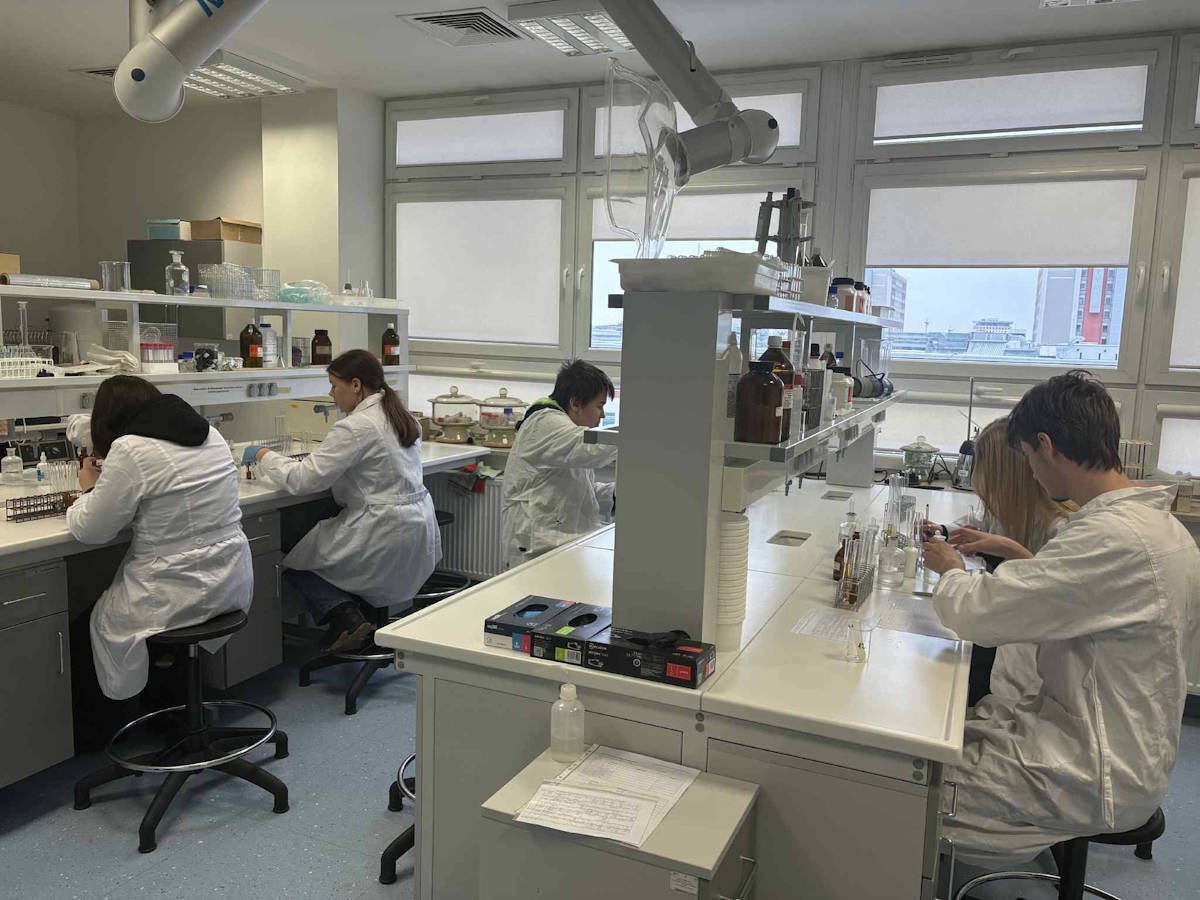 Uczestnicy wycieczki w czasie zajęć laboratoryjnych