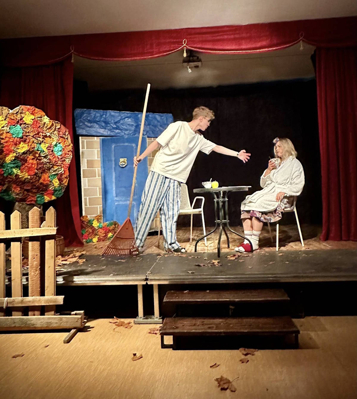 Scena ze spektaklu Kamila Sławińskiego "Ojciec chce żyć"