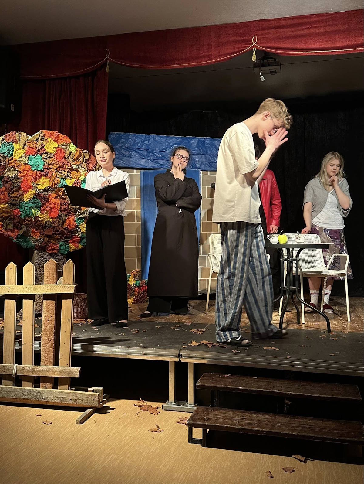 Scena ze spektaklu Kamila Sławińskiego "Ojciec chce żyć"